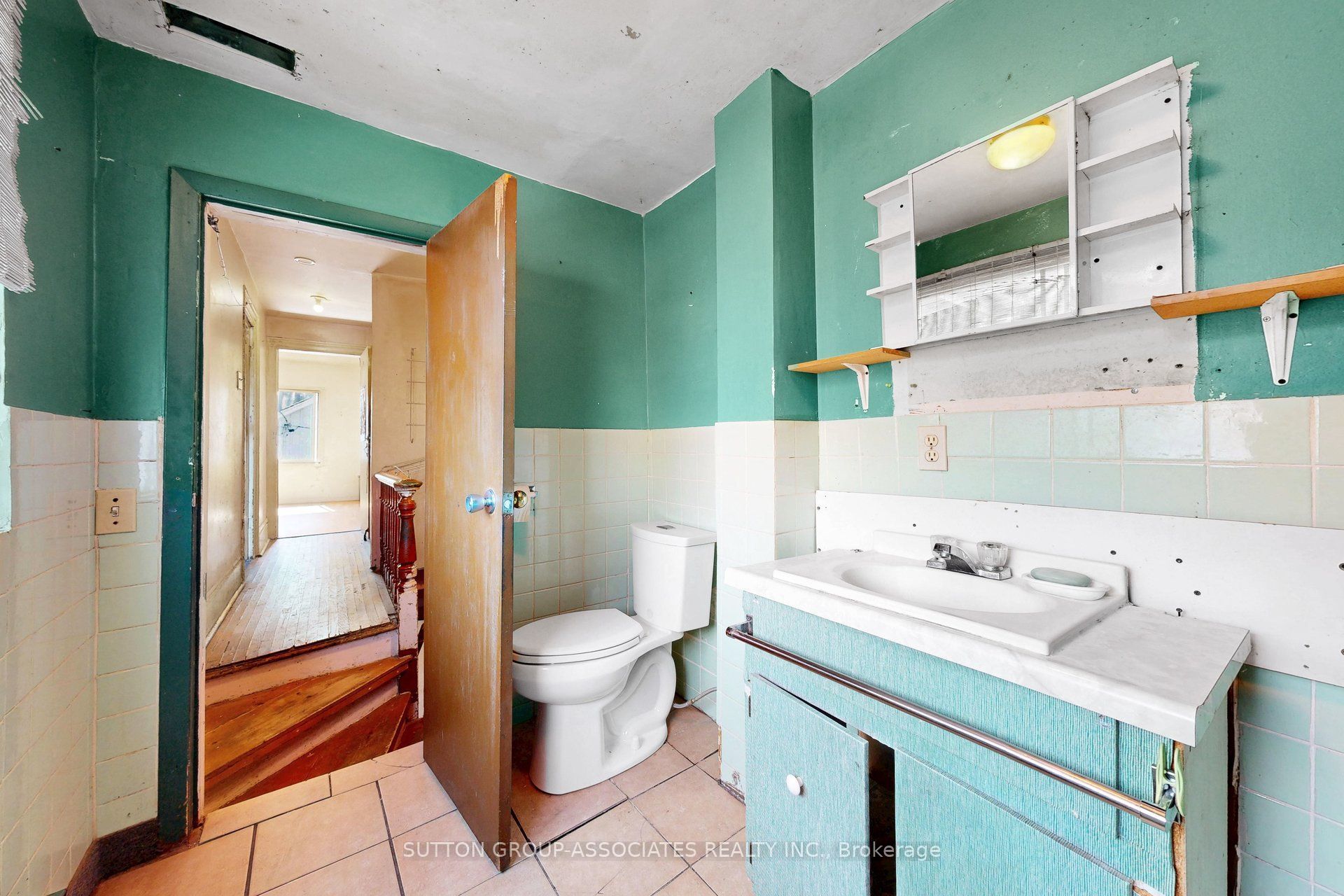 18 1/2 Bellevue Avenue Property Photo 15