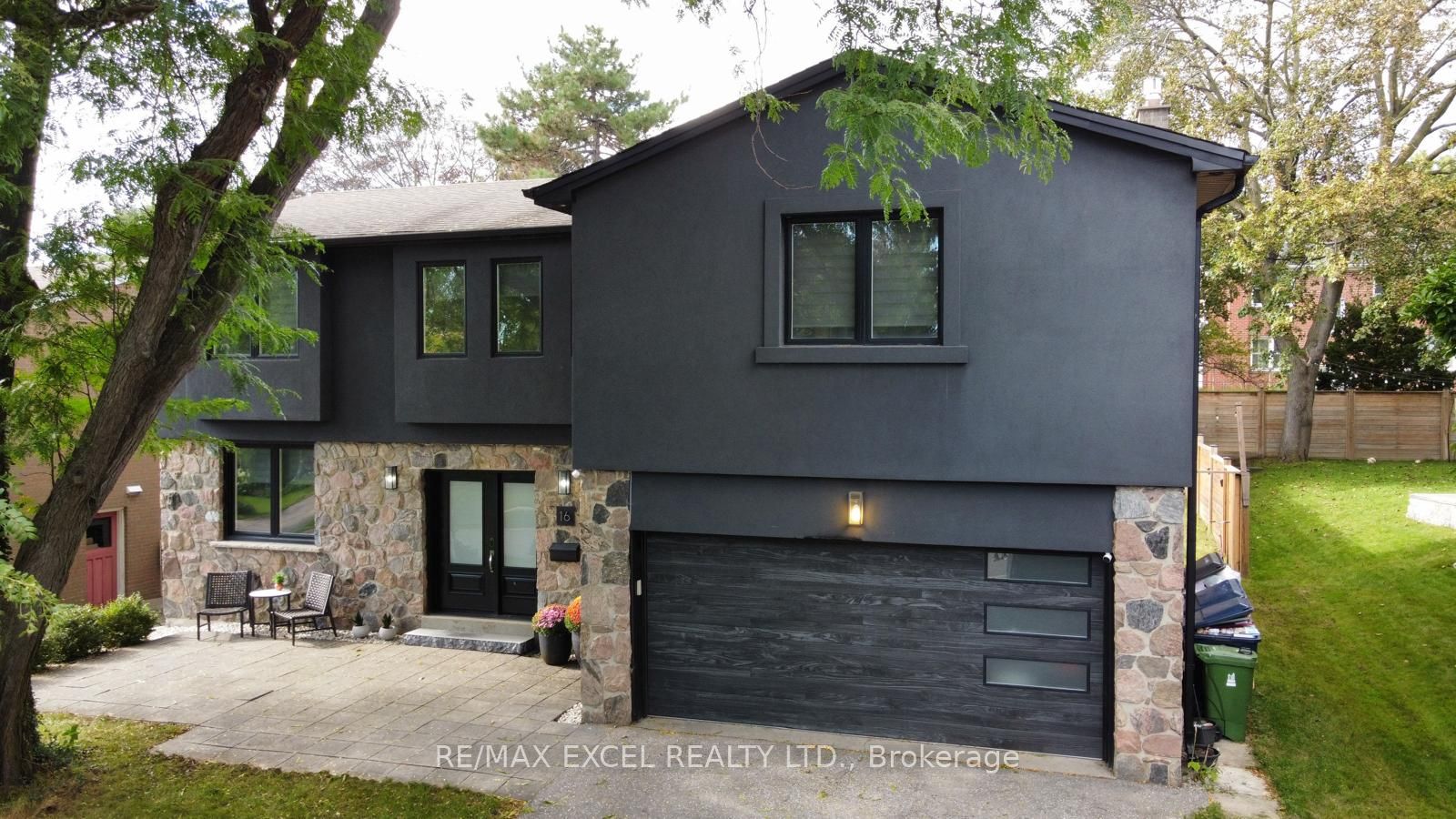 16 Aldenham Crescent