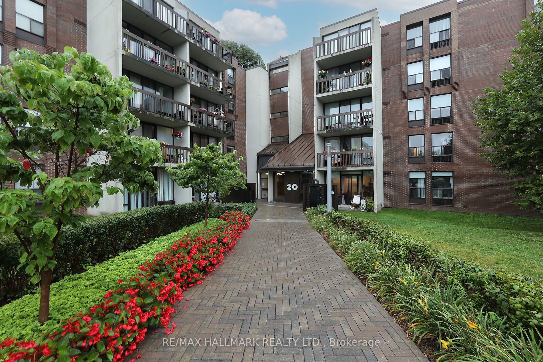 20 Fashion Roseway 415 Property Photo 1