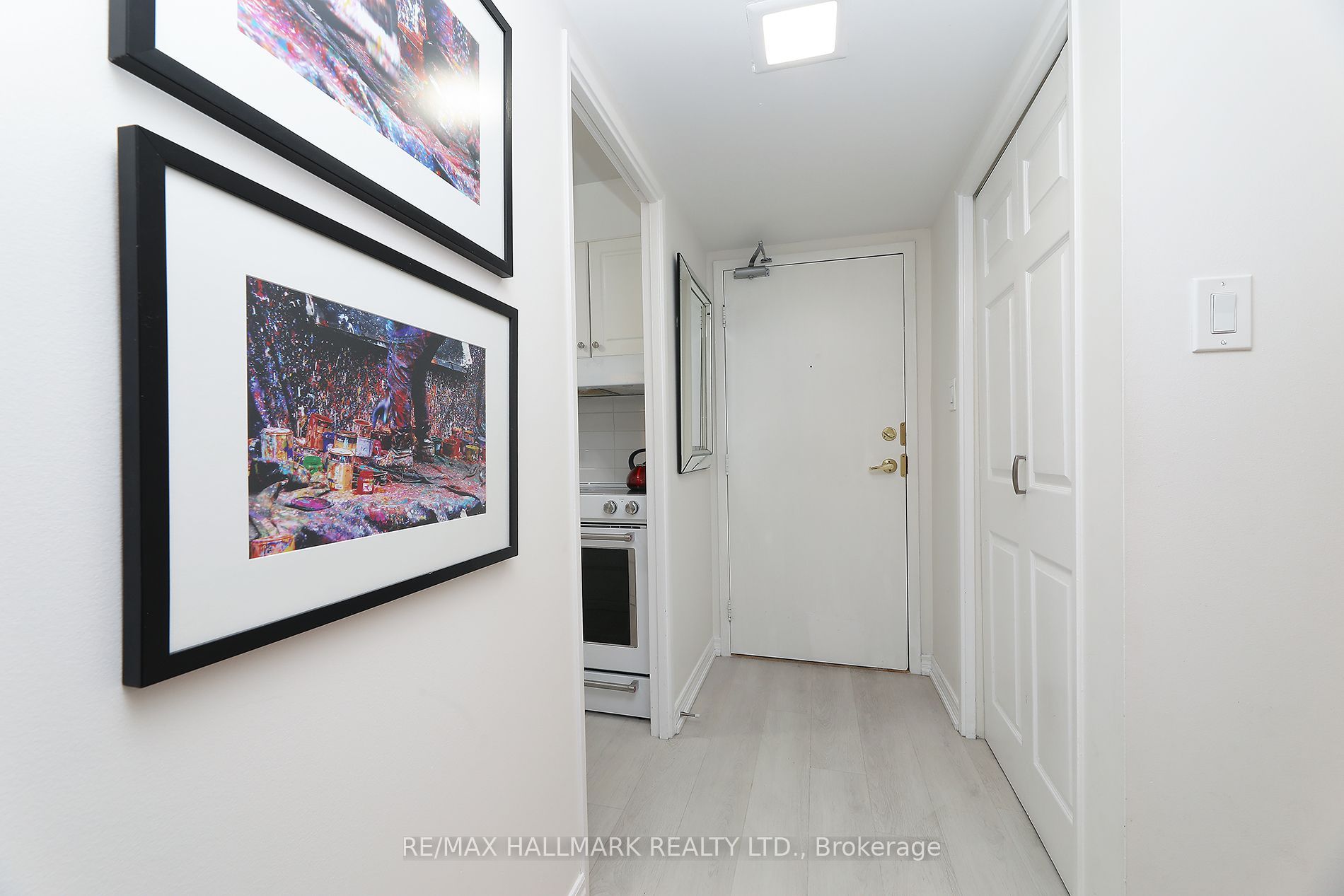20 Fashion Roseway 415 Property Photo 3