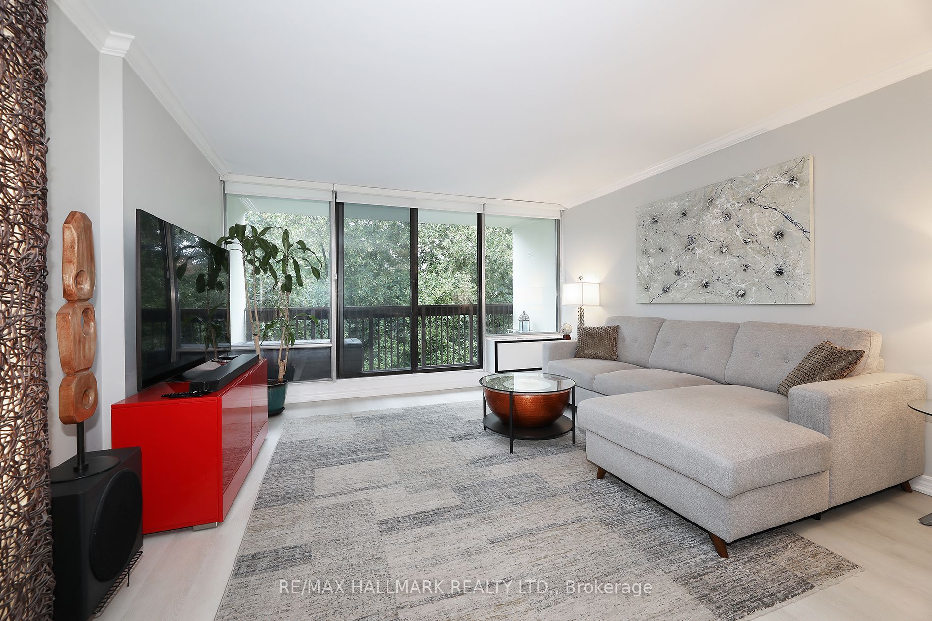 20 Fashion Roseway 415 Property Photo 4