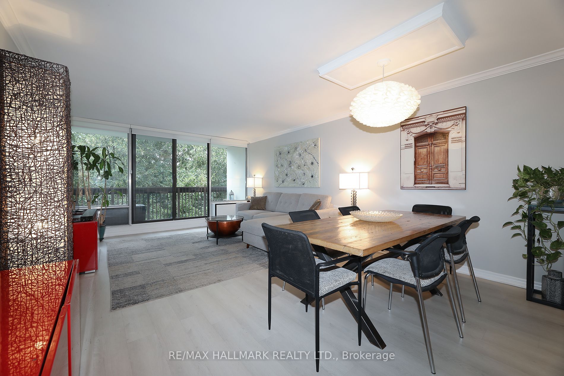 20 Fashion Roseway 415 Property Photo 5