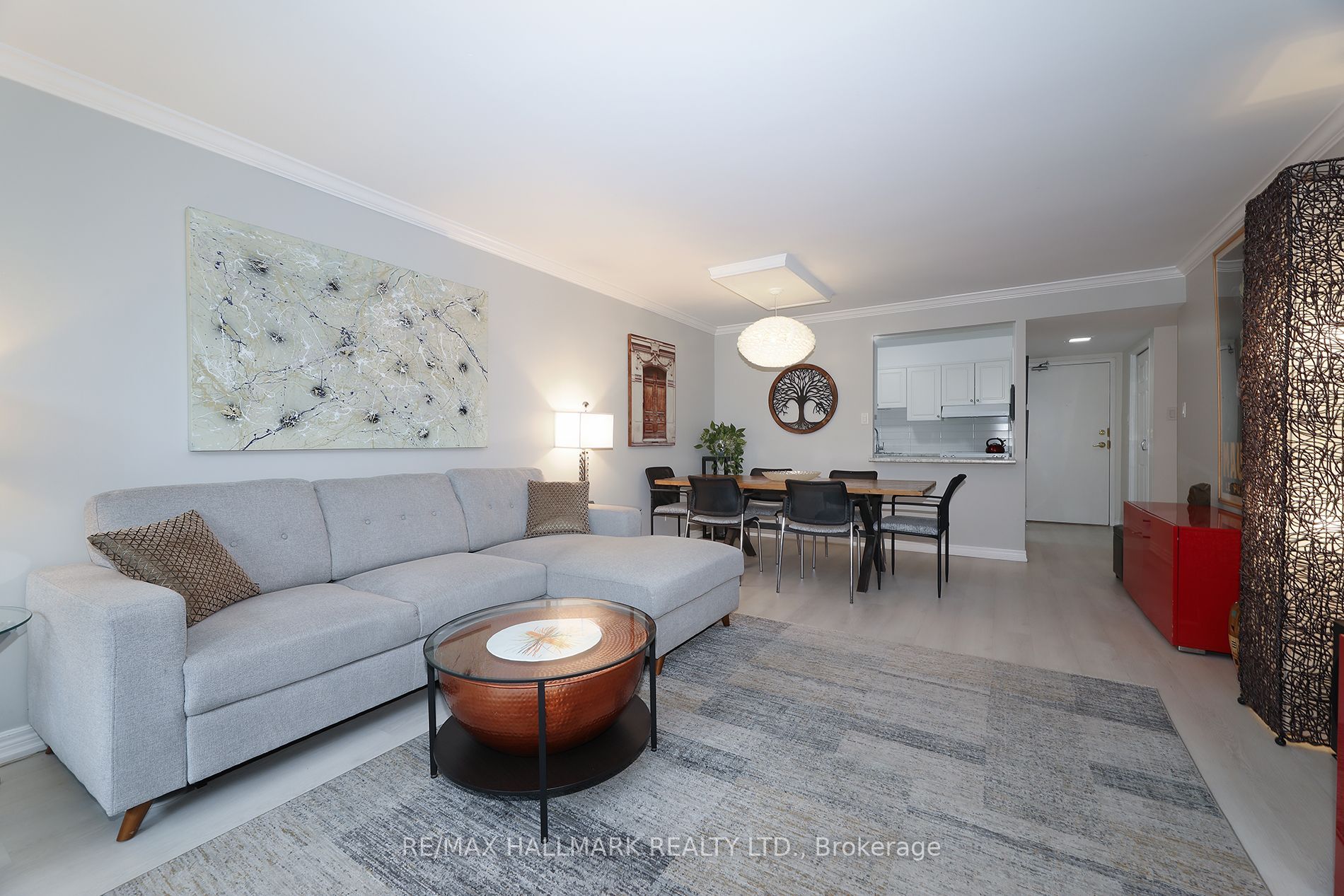 20 Fashion Roseway 415 Property Photo 6