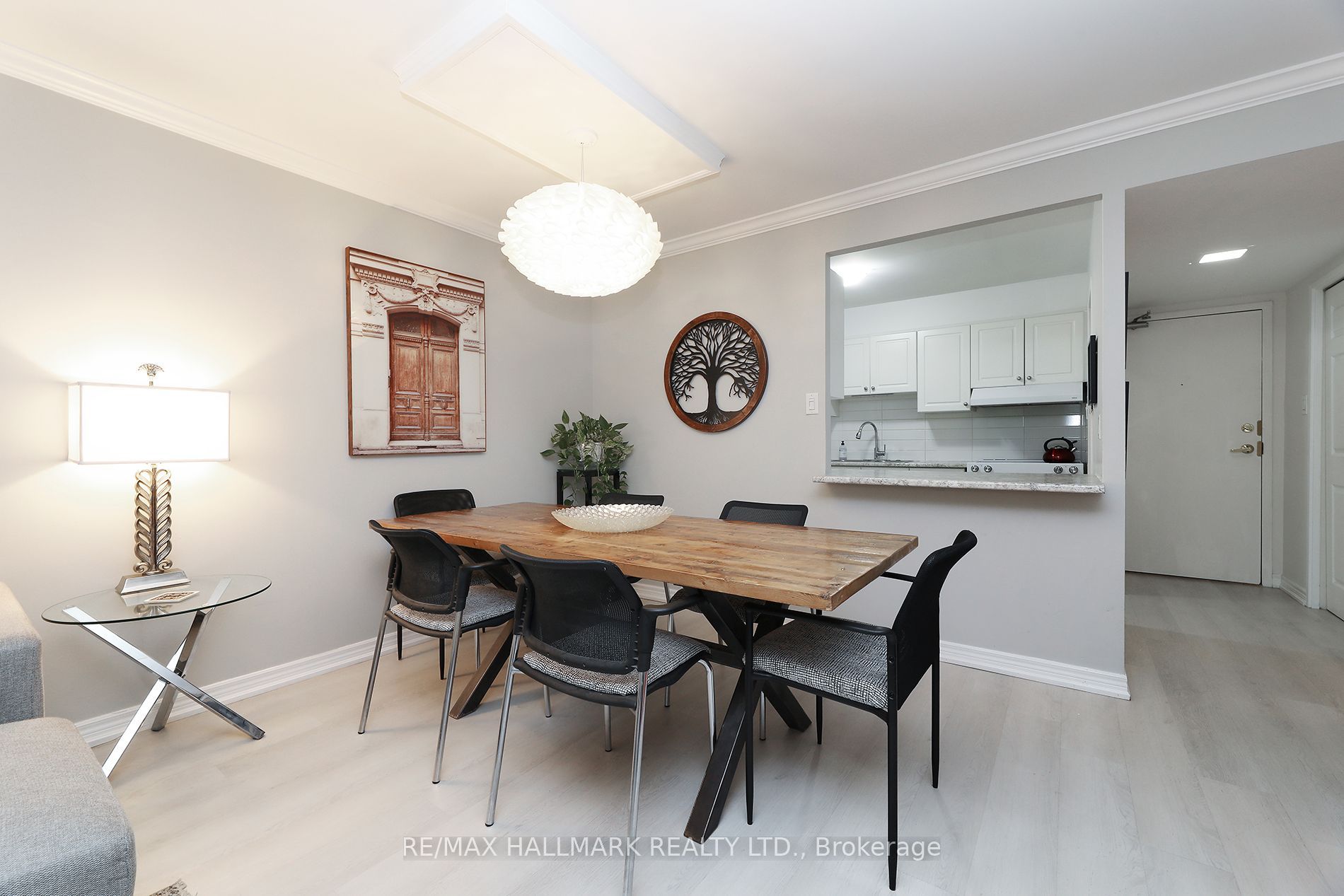 20 Fashion Roseway 415 Property Photo 8