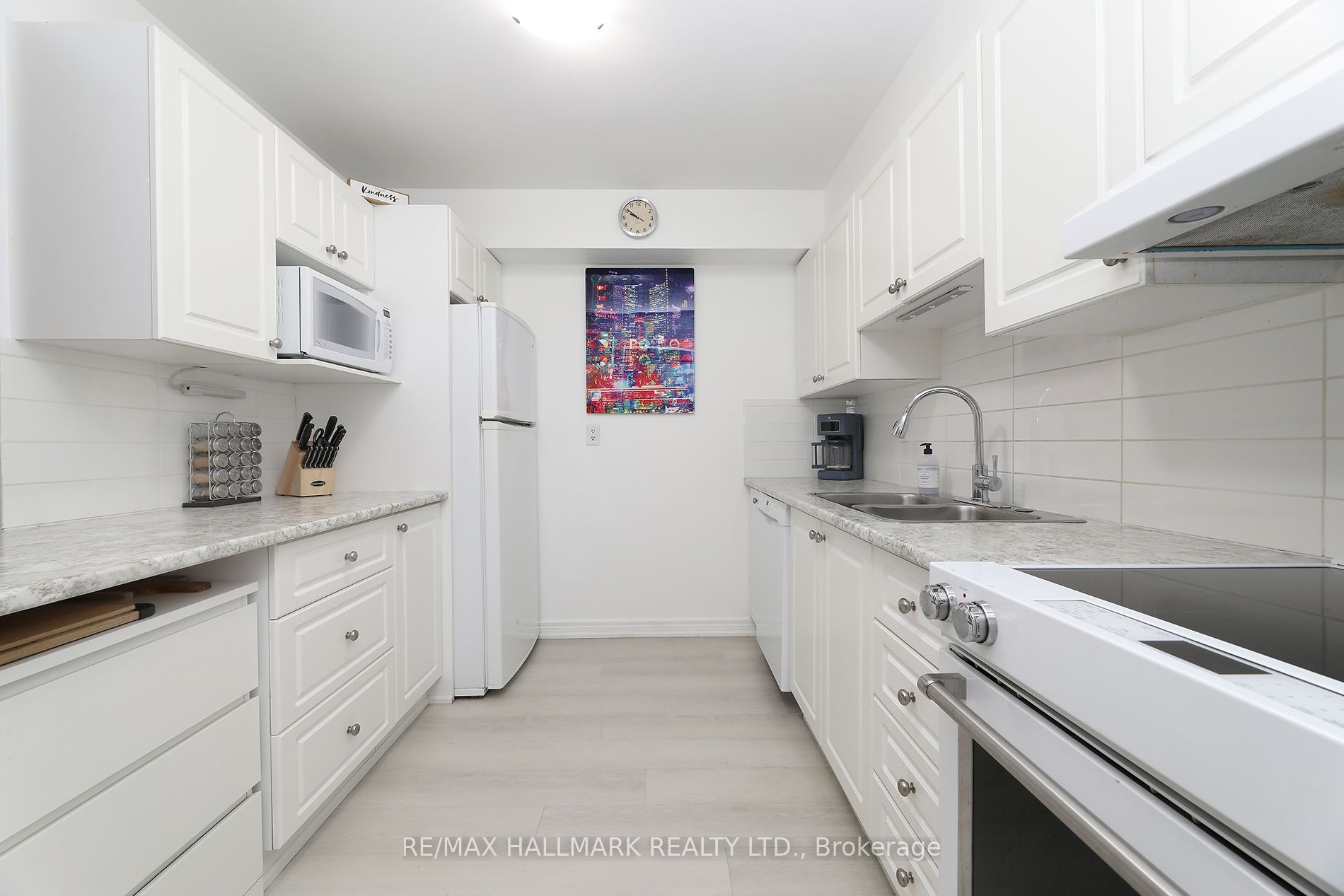 20 Fashion Roseway 415 Property Photo 10