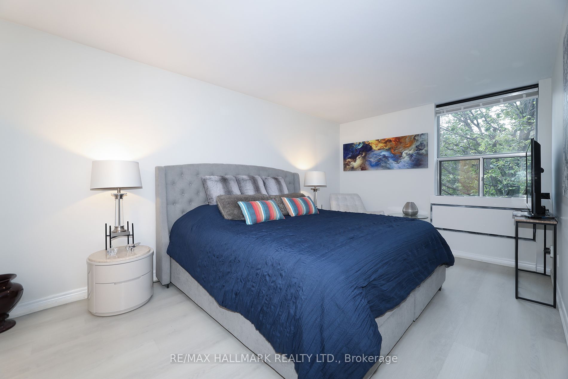 20 Fashion Roseway 415 Property Photo 11