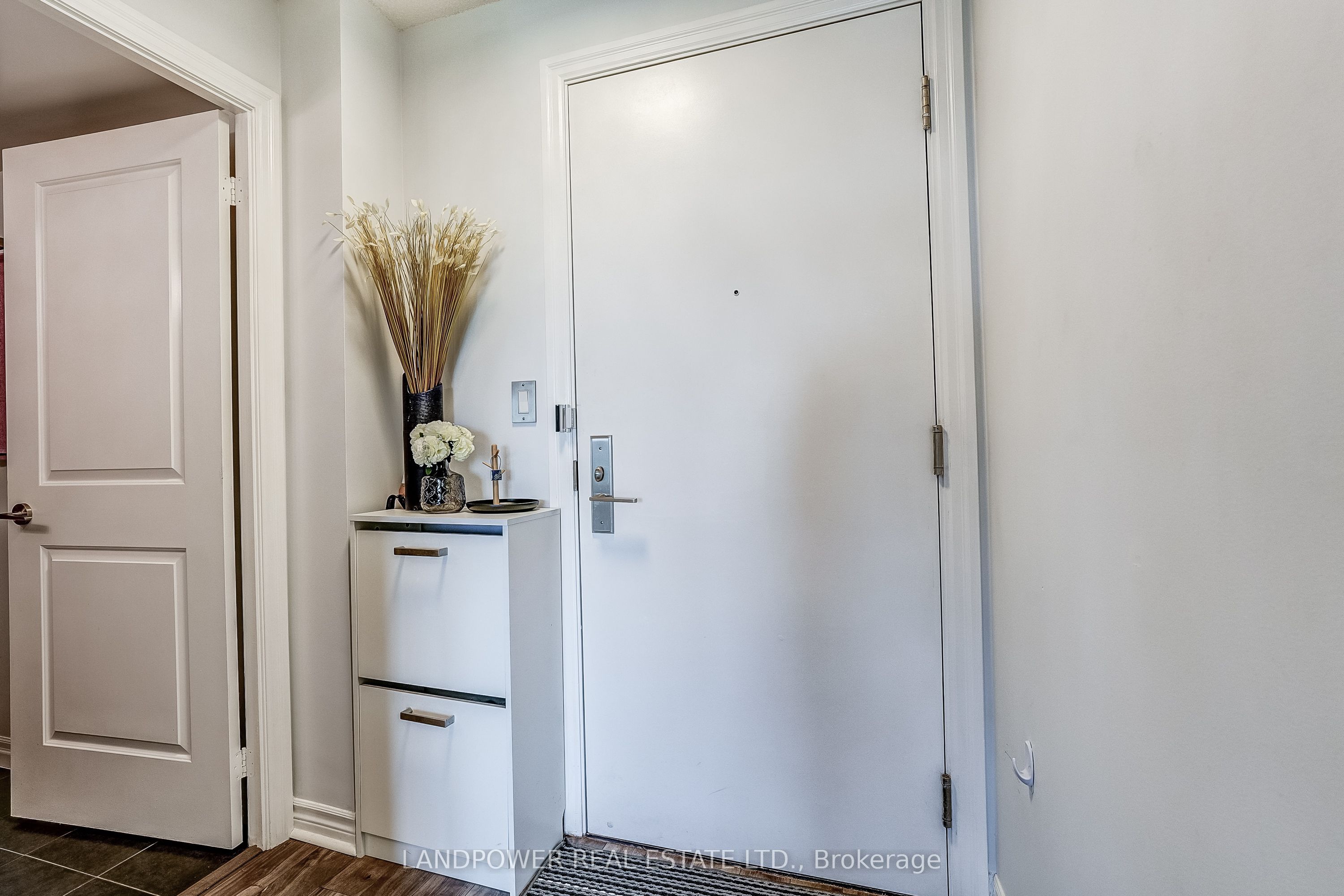 2015 Sheppard Avenue E 2006 Property Photo 6