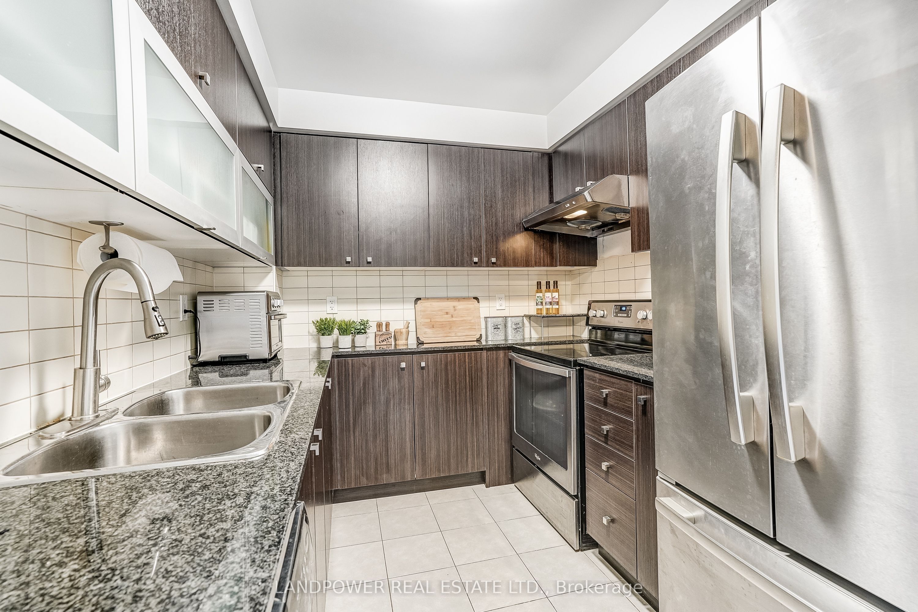 2015 Sheppard Avenue E 2006 Property Photo 9