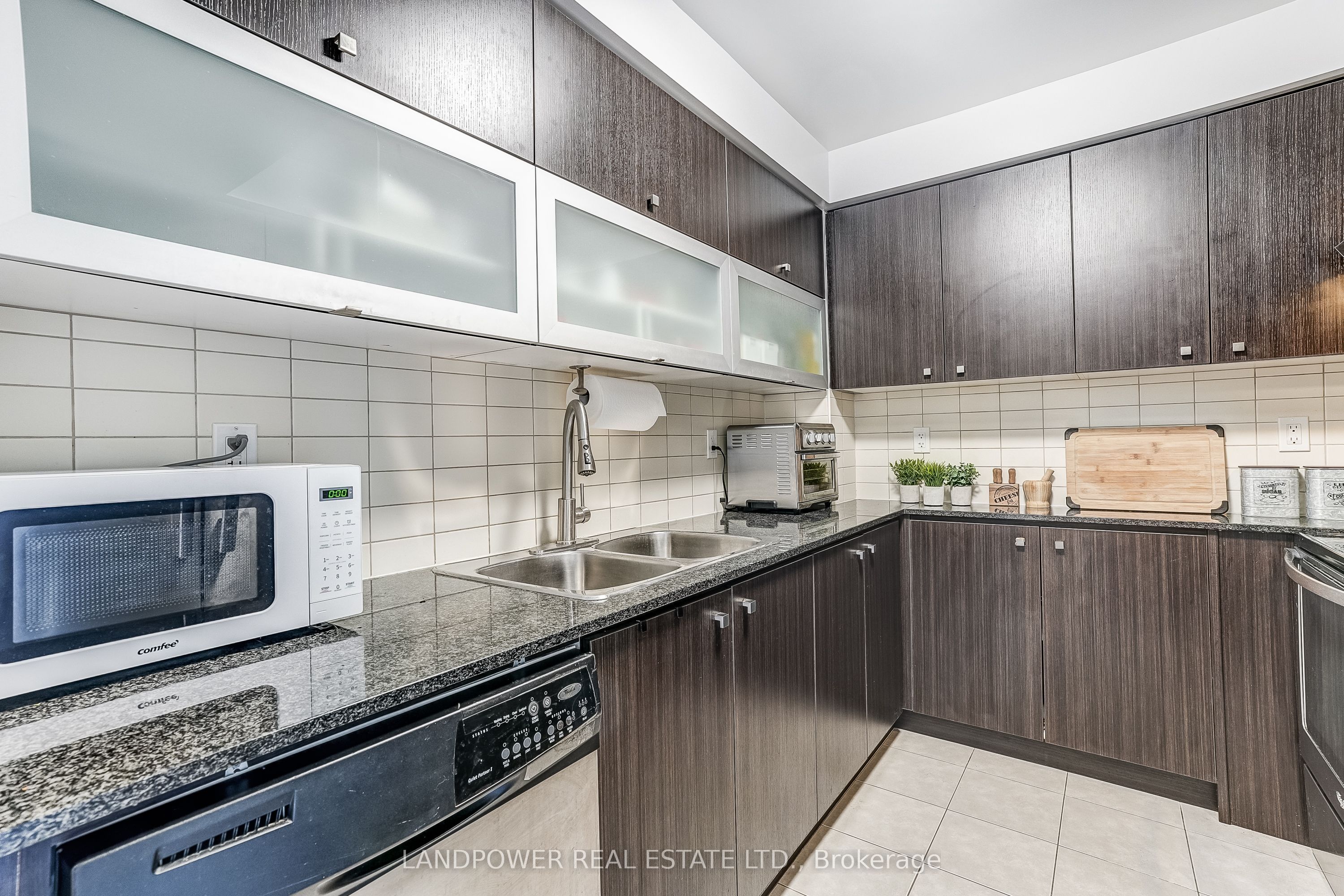 2015 Sheppard Avenue E 2006 Property Photo 10