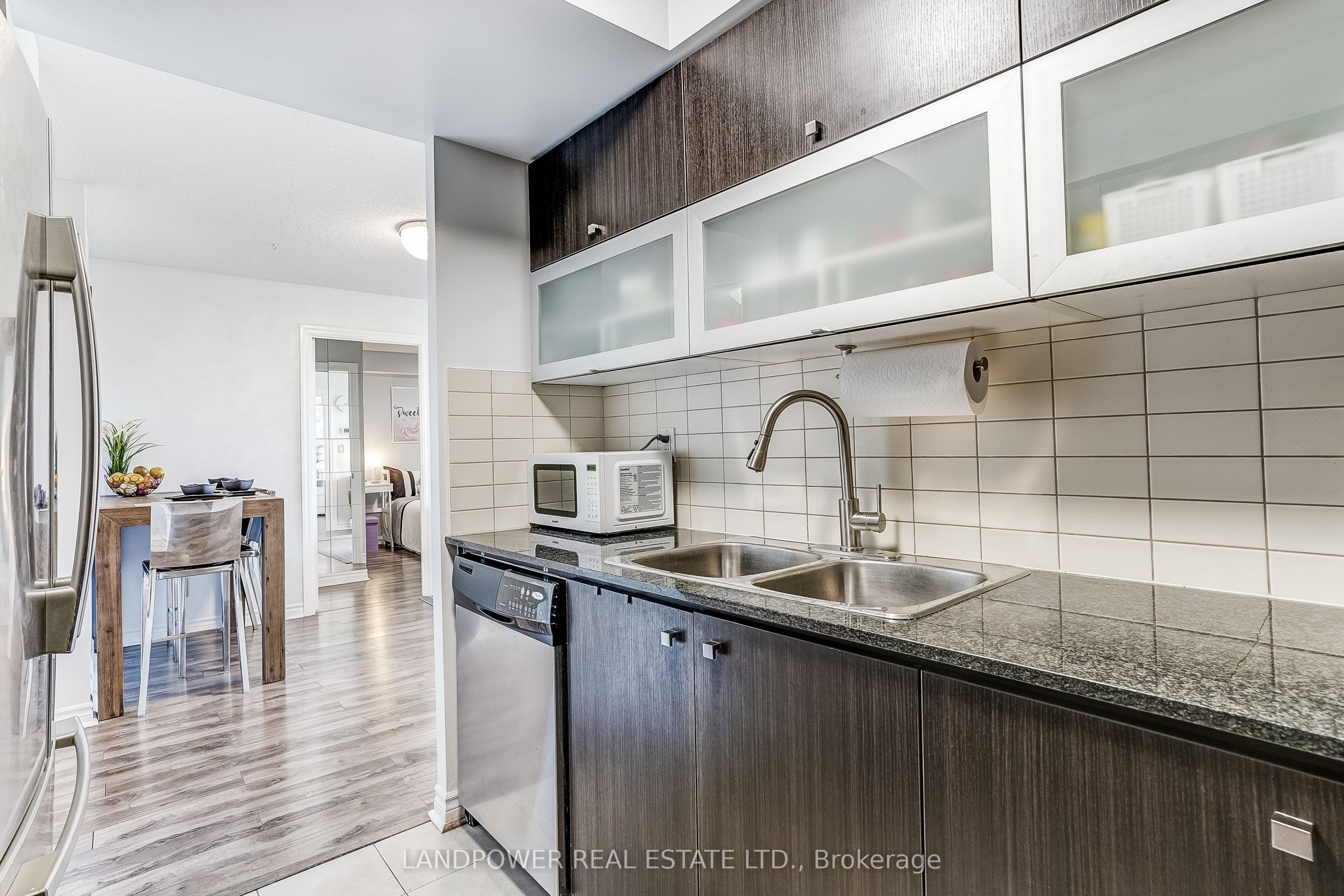 2015 Sheppard Avenue E 2006 Property Photo 11