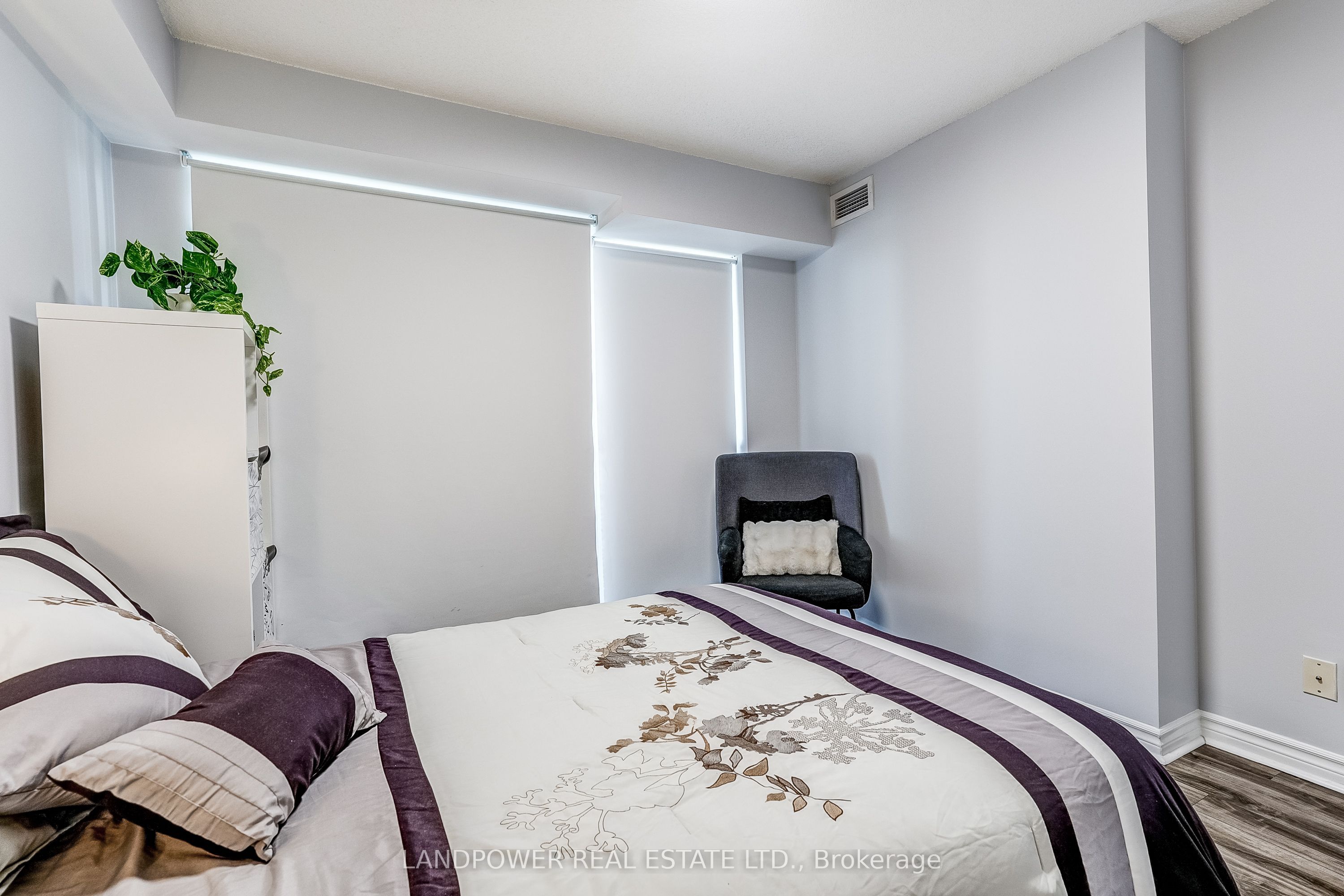 2015 Sheppard Avenue E 2006 Property Photo 17