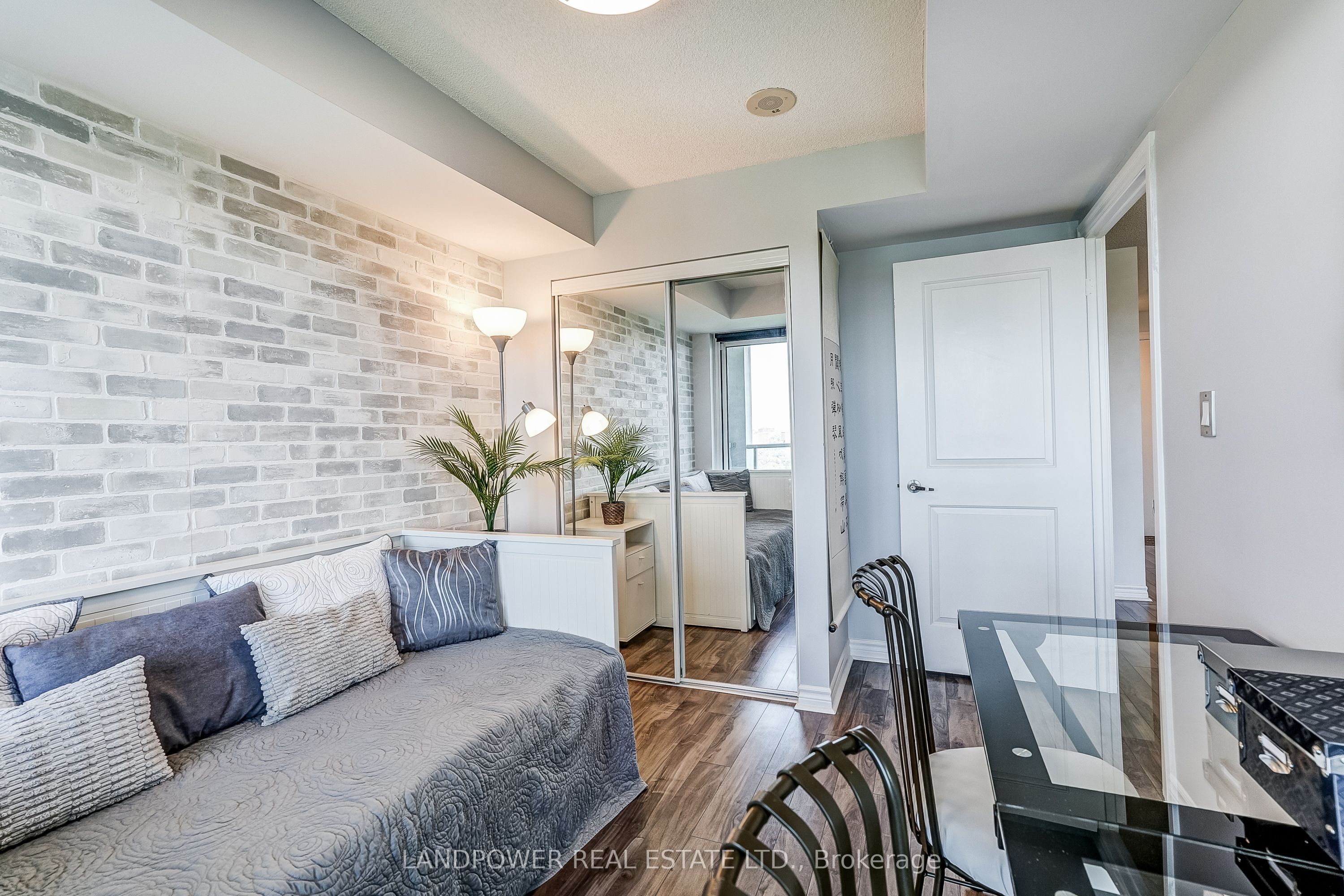 2015 Sheppard Avenue E 2006 Property Photo 20