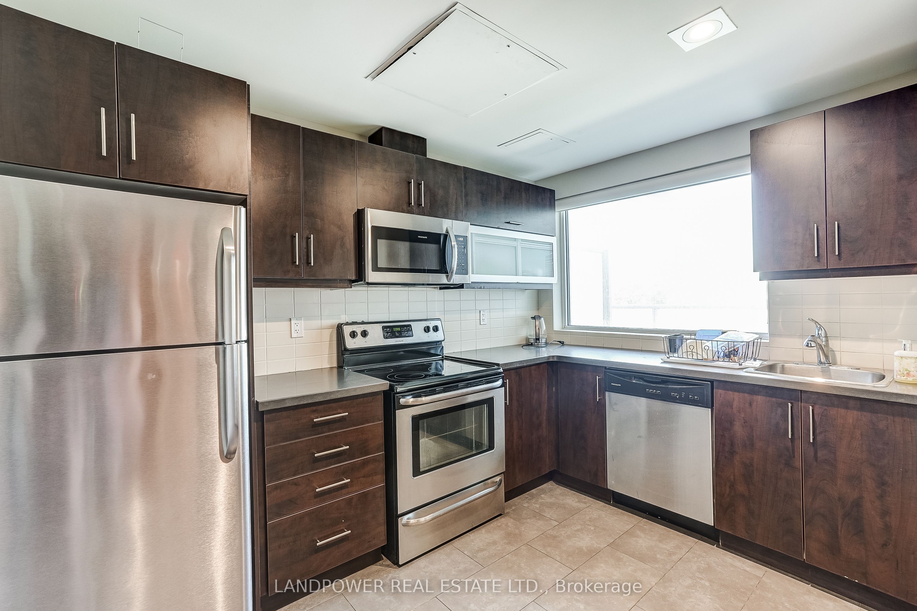 2015 Sheppard Avenue E 2006 Property Photo 33