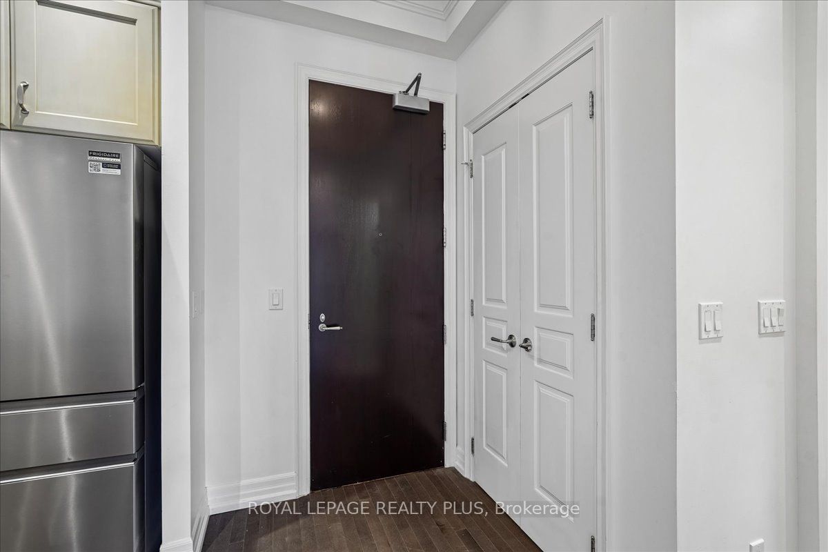20 Burkebrook Place 204 Property Photo 6