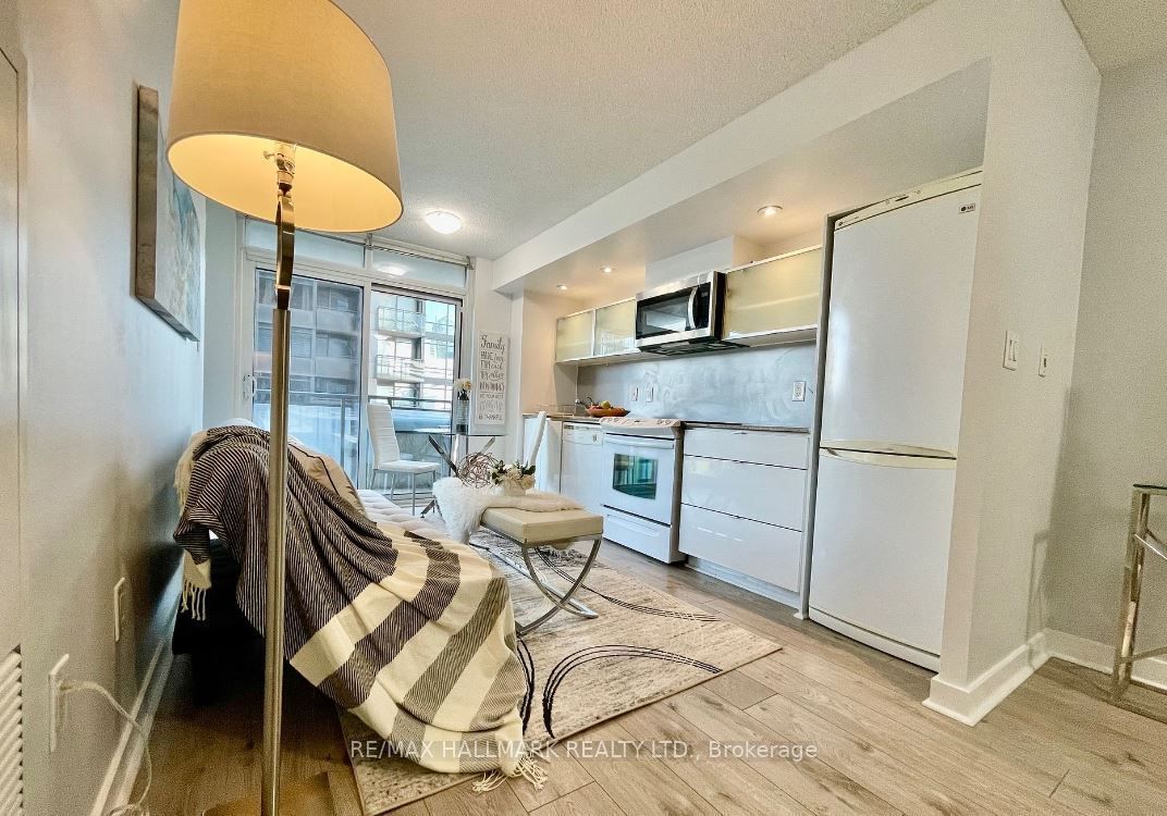 4k Spadina Avenue 301 Property Photo 2