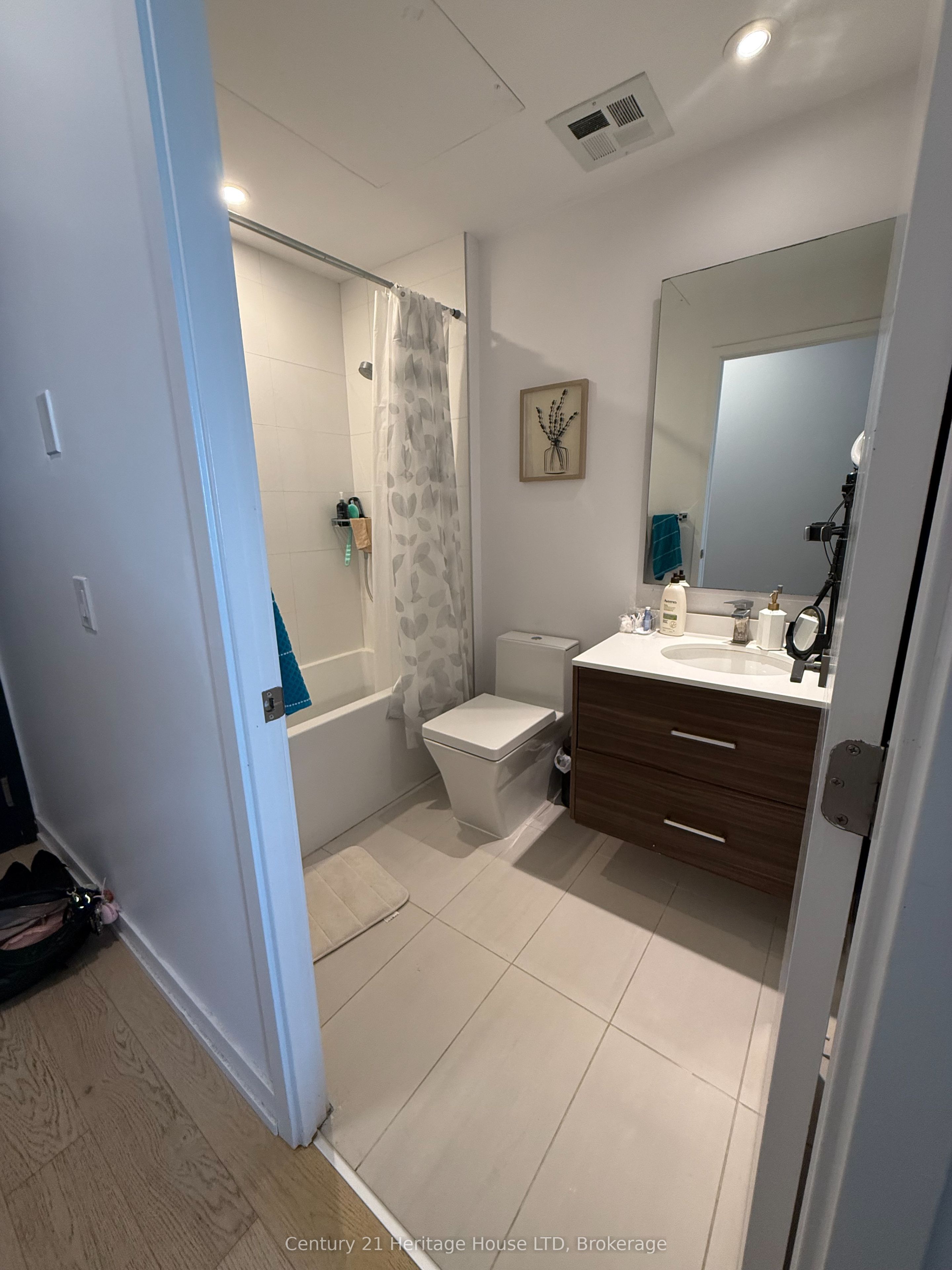 488 University Avenue 4403 Property Photo 6