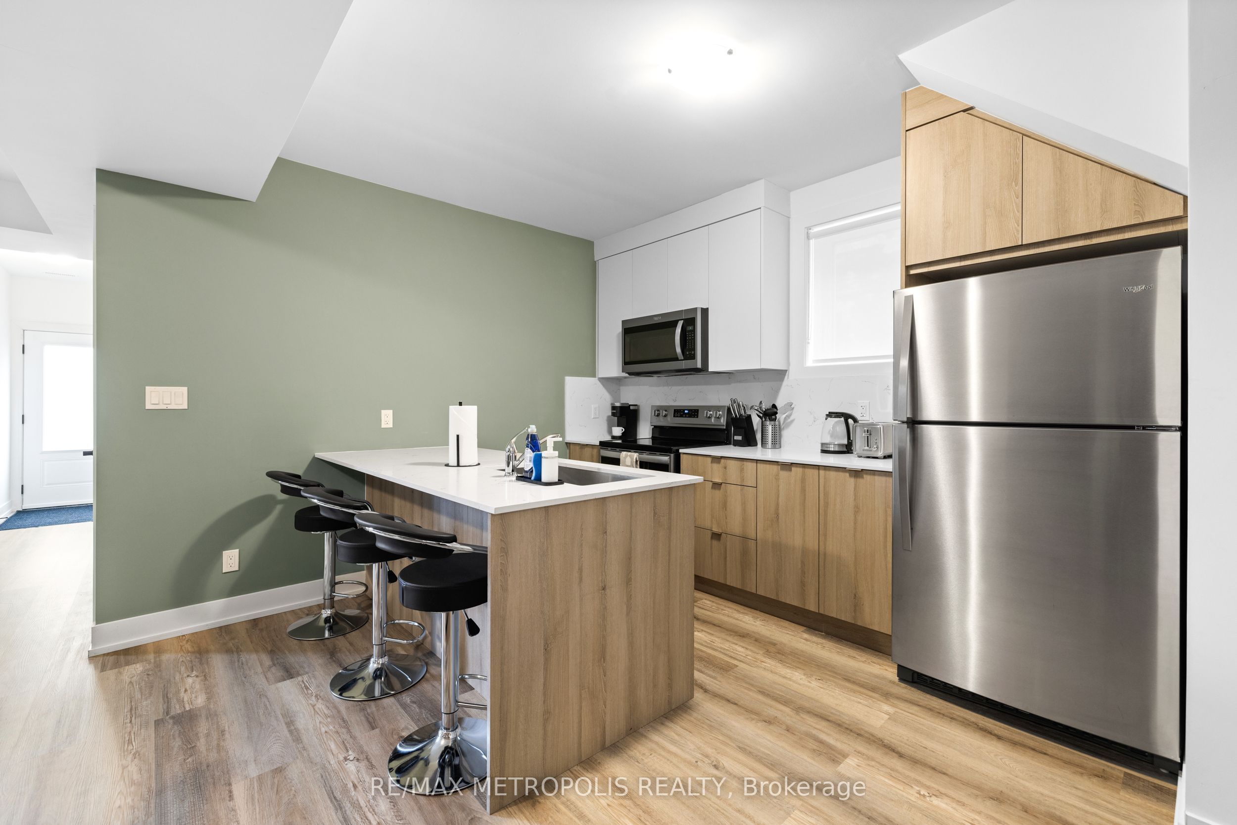 447 Lansdowne Avenue B Property Photo 9