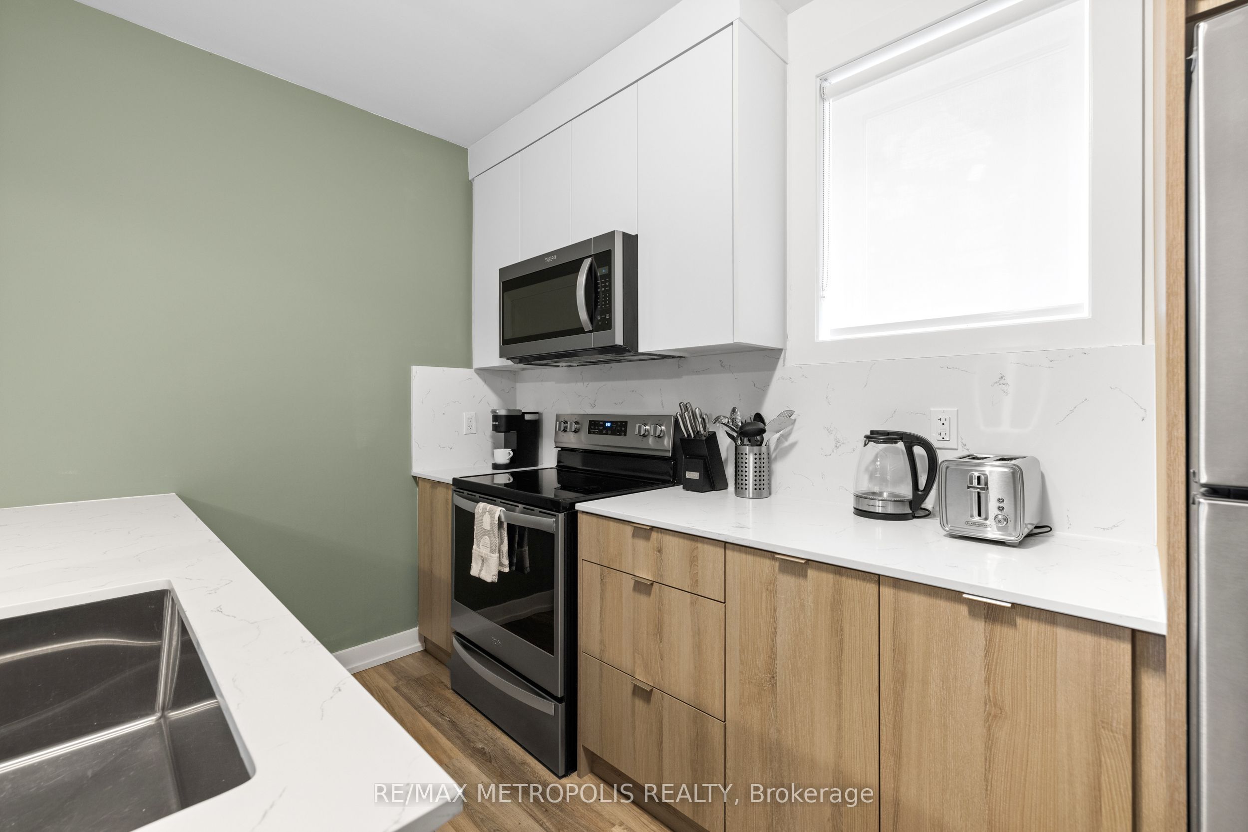 447 Lansdowne Avenue B Property Photo 10