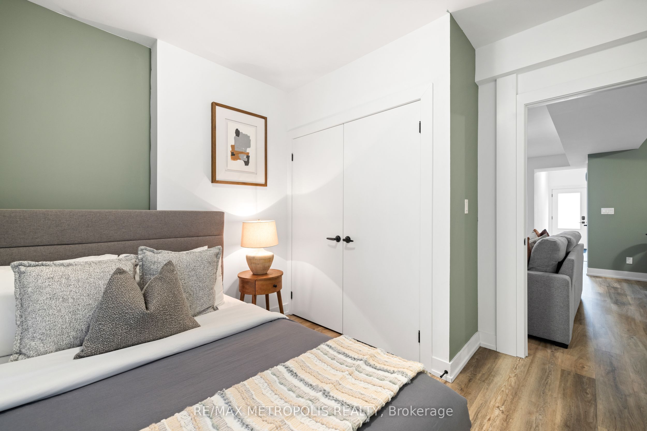 447 Lansdowne Avenue B Property Photo 12