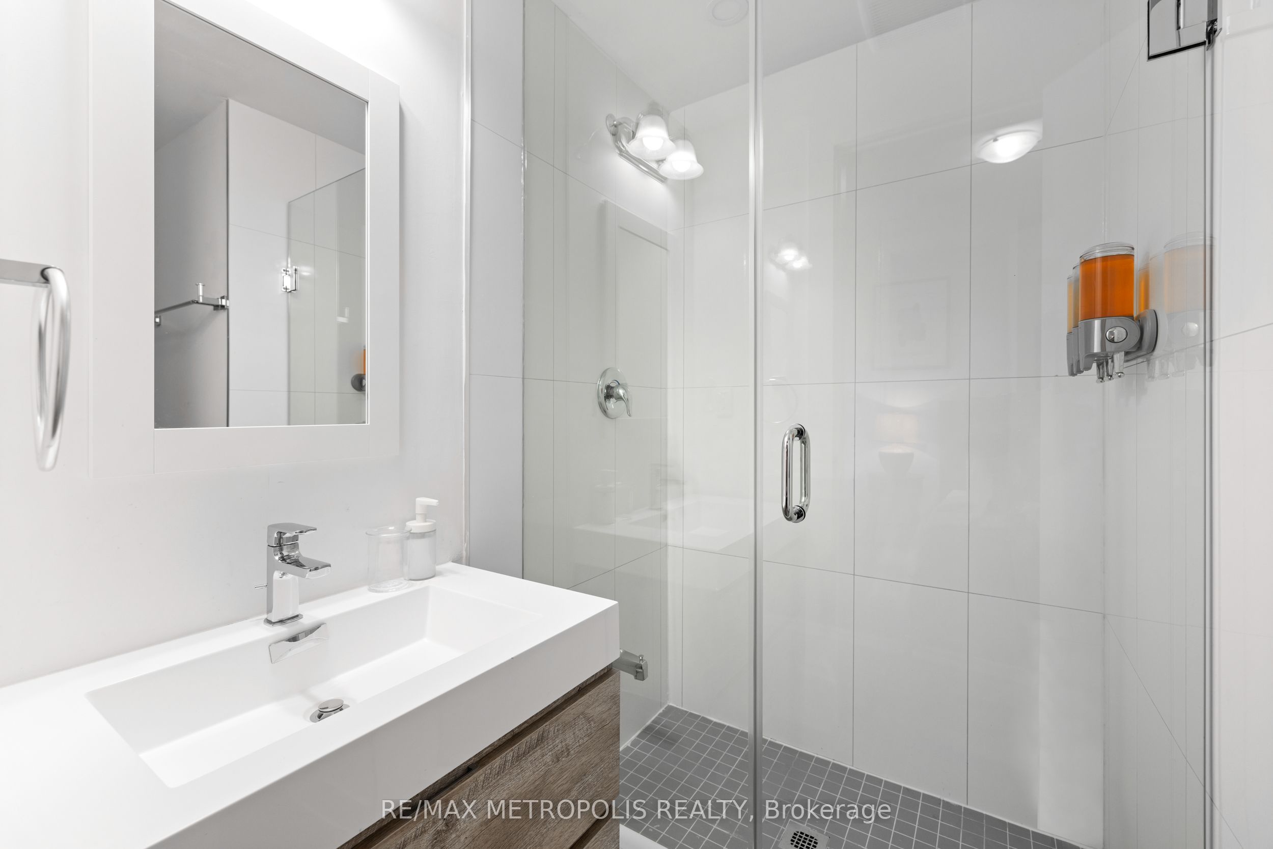 447 Lansdowne Avenue B Property Photo 13