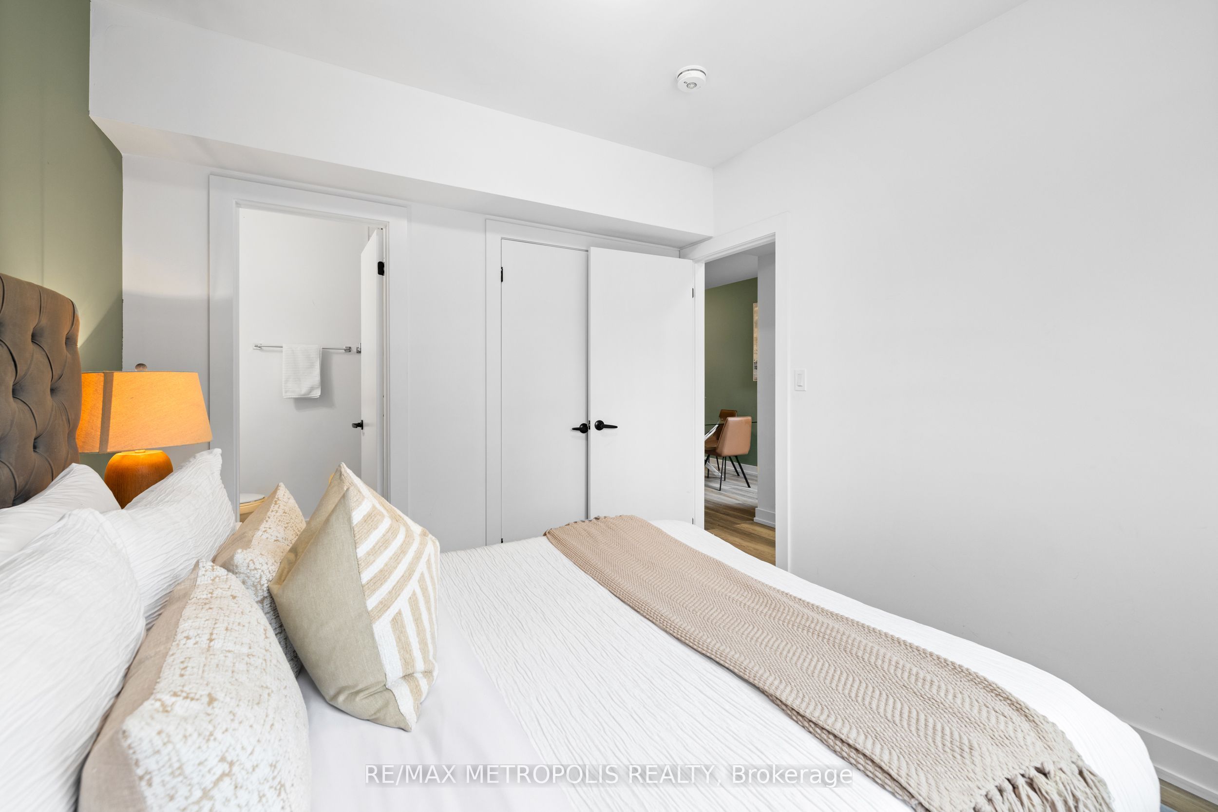 447 Lansdowne Avenue B Property Photo 16