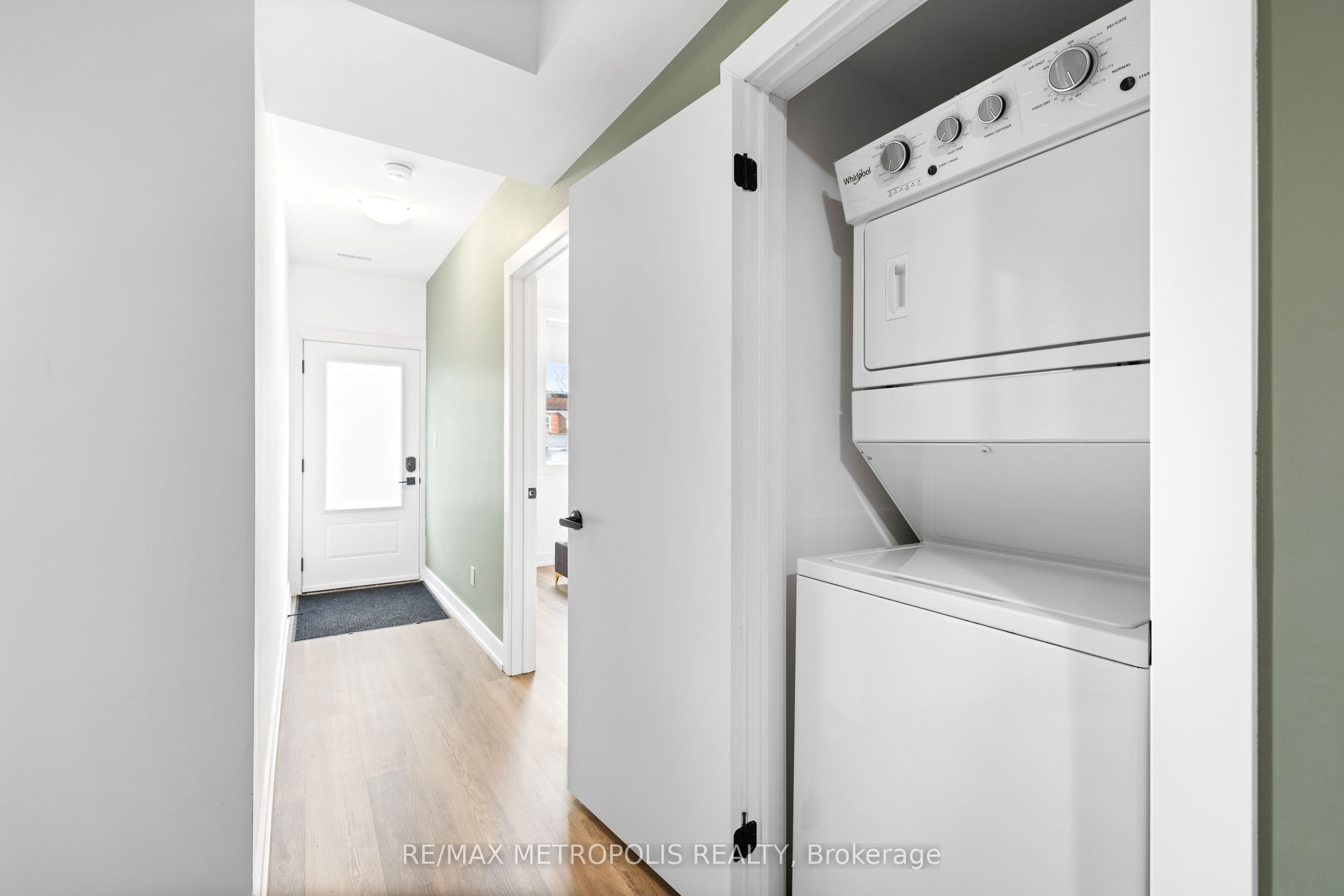 447 Lansdowne Avenue B Property Photo 18