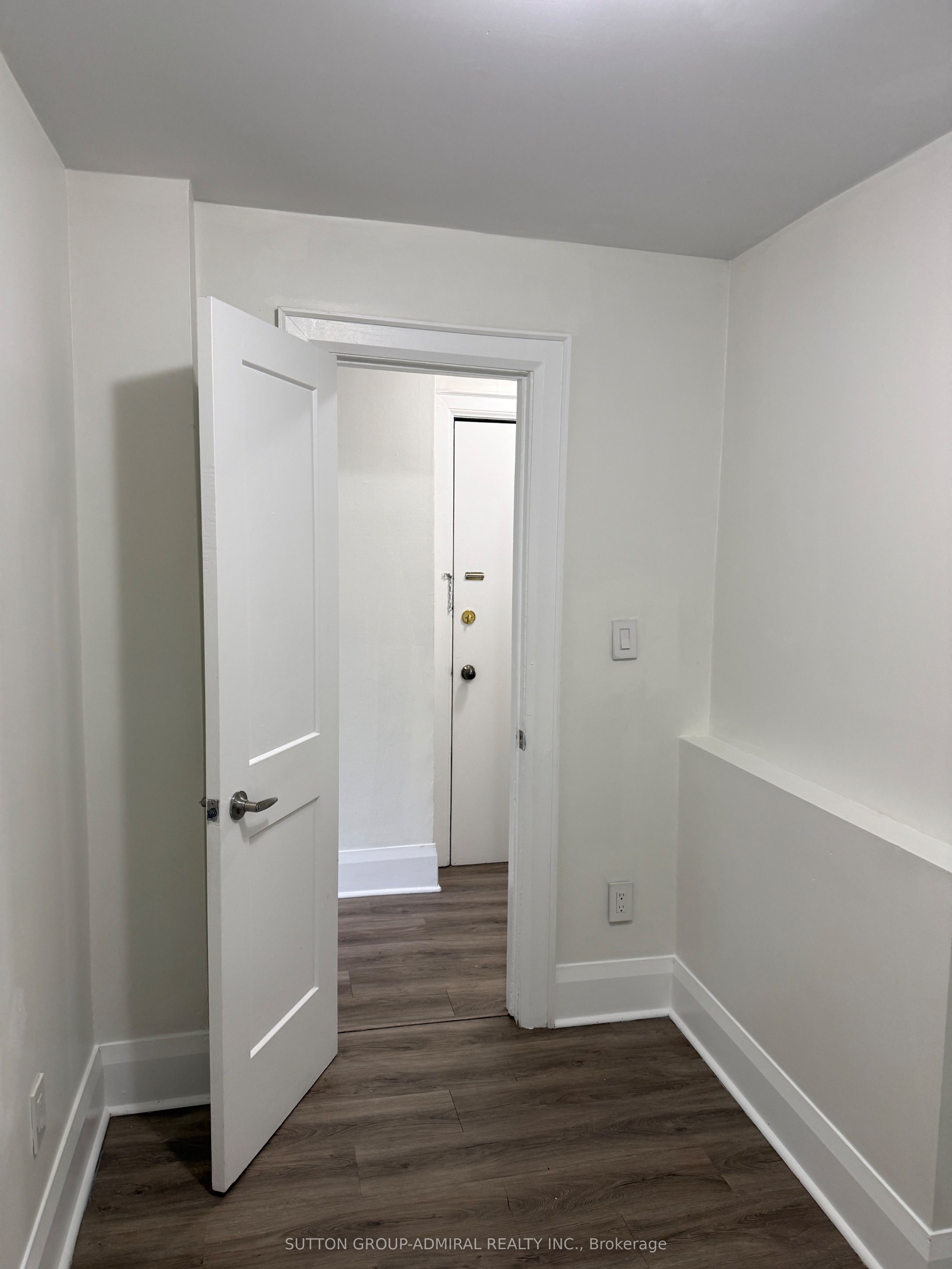 915 St Clair Avenue W 16 Property Photo 10