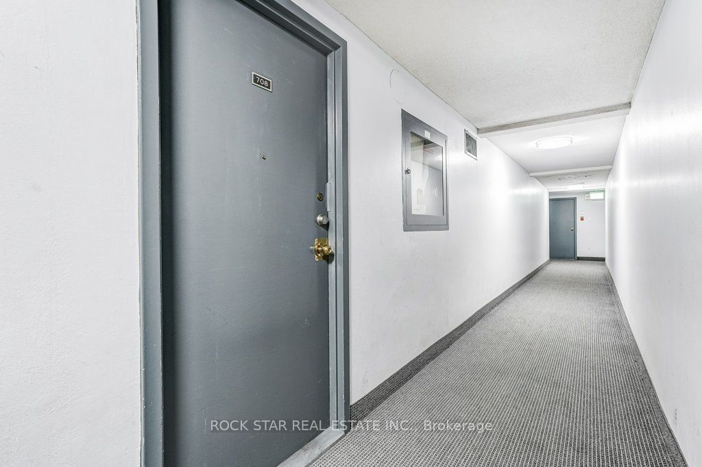 10 Sunny Glenway 708 Property Photo 3