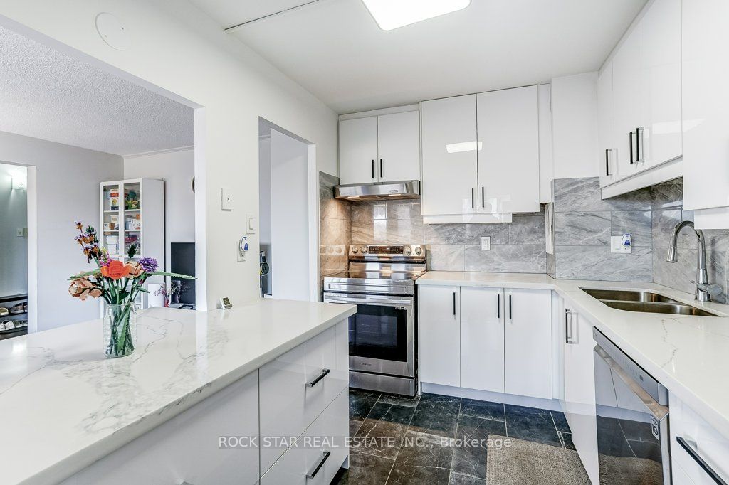 10 Sunny Glenway 708 Property Photo 13
