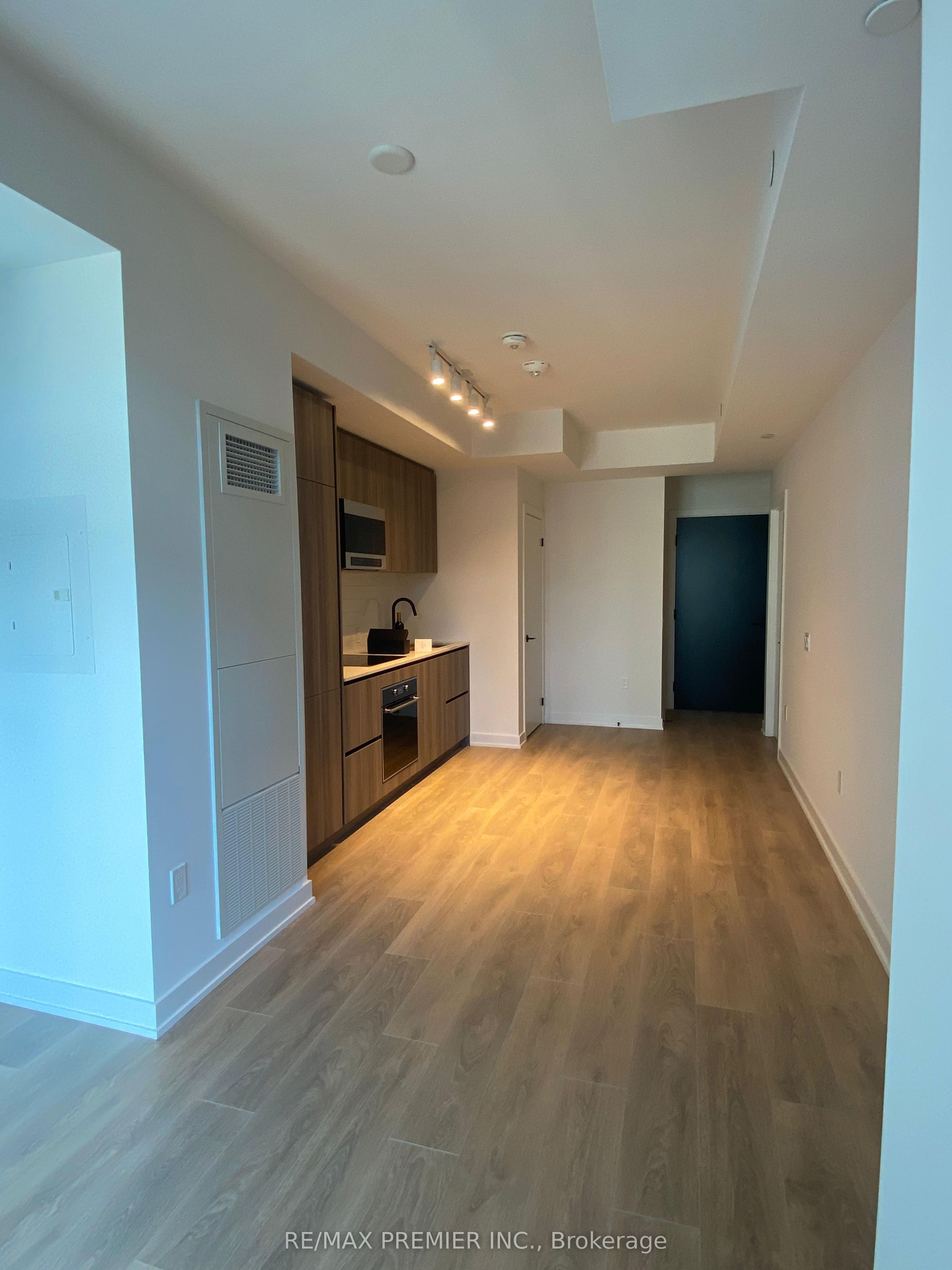 127 Broadway Avenue 2103 Property Photo 2