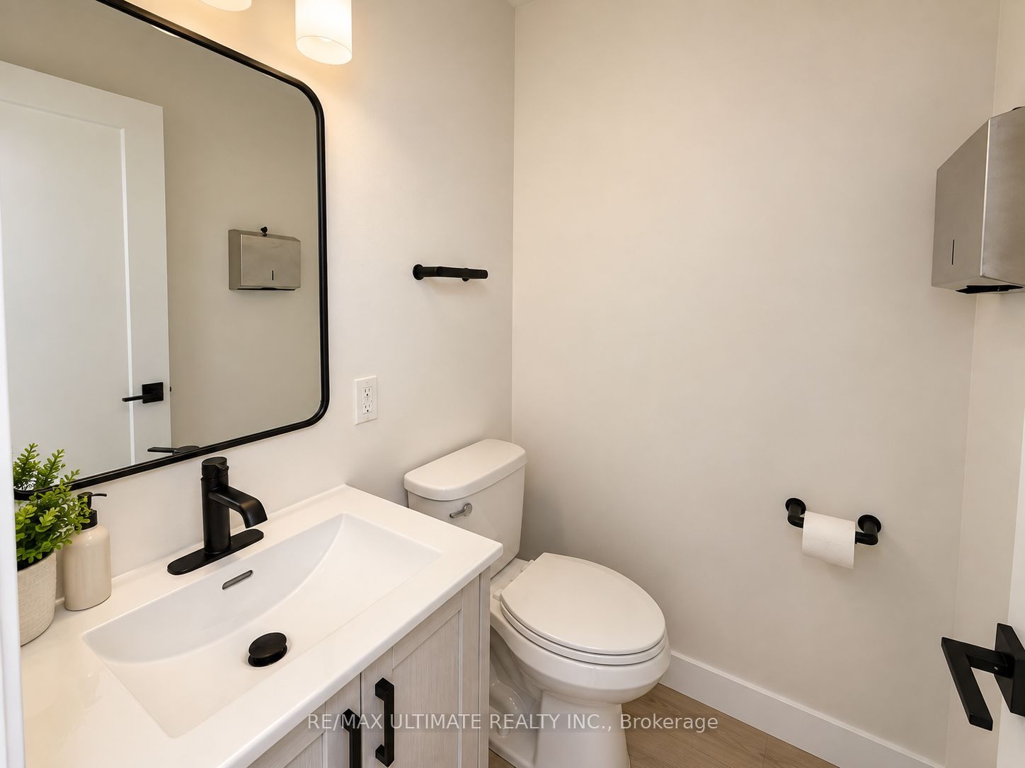 806 College Street Property Photo 14