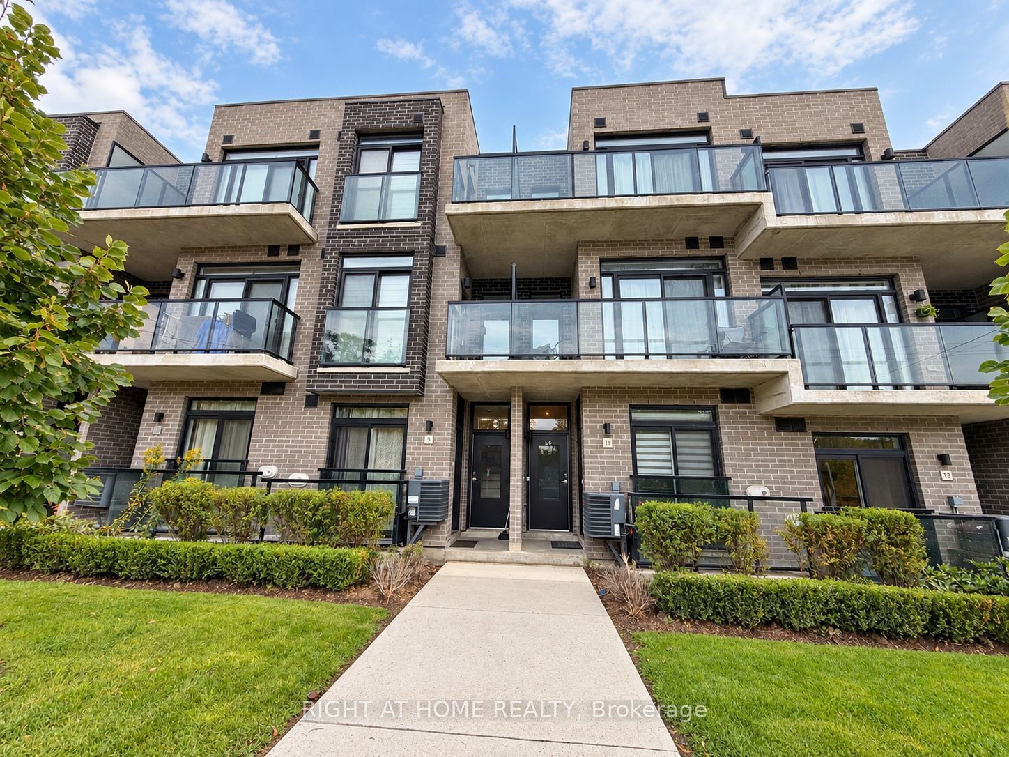 264 Finch Avenue E TH09