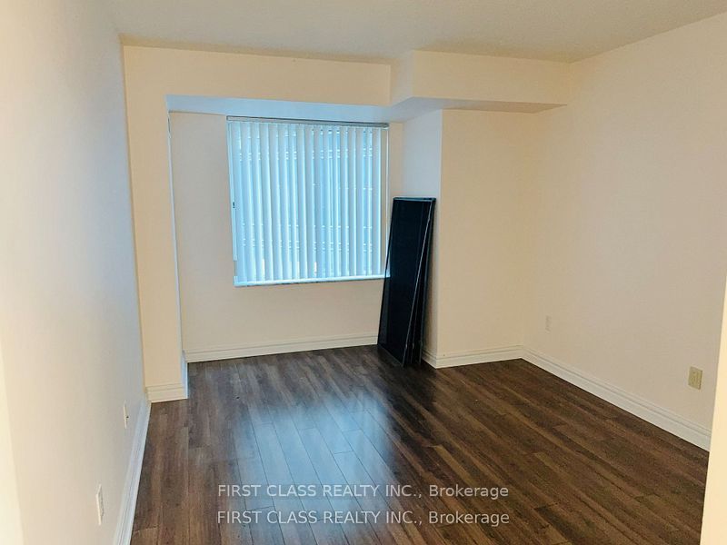 33 University Avenue 1303 Property Photo 5