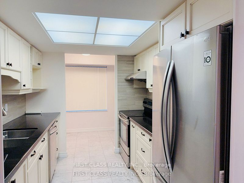 33 University Avenue 1303 Property Photo 7