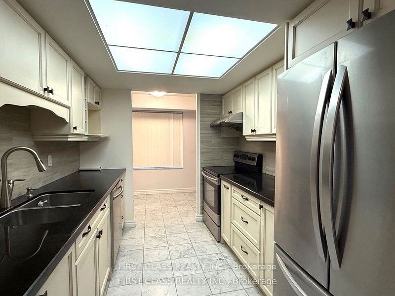 33 University Avenue 1303 Property Photo 8