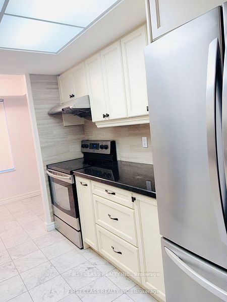 33 University Avenue 1303 Property Photo 9