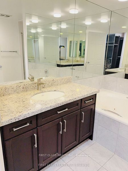 33 University Avenue 1303 Property Photo 11