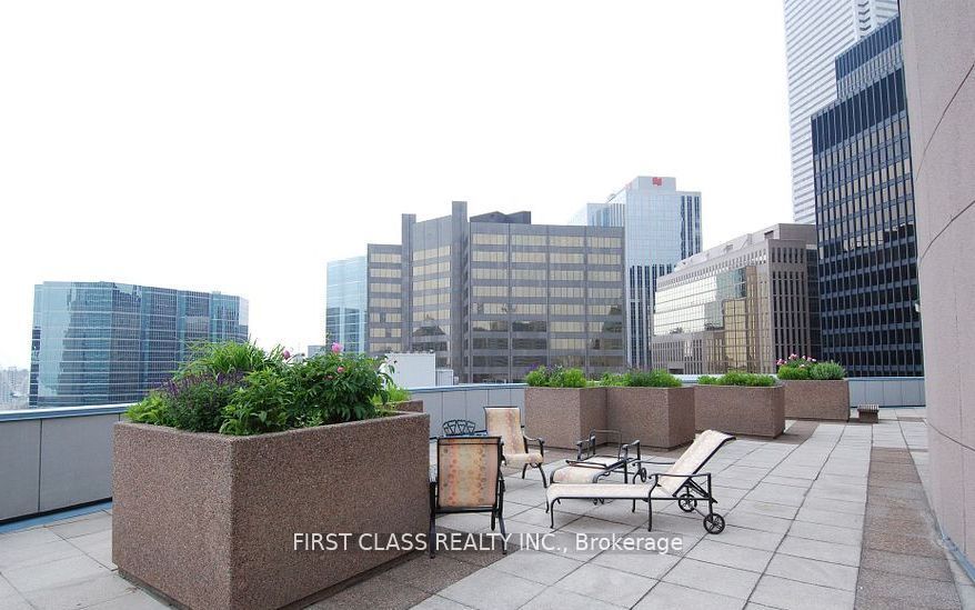 33 University Avenue 1303 Property Photo 12