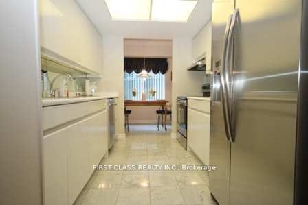 33 University Avenue 1303 Property Photo 16