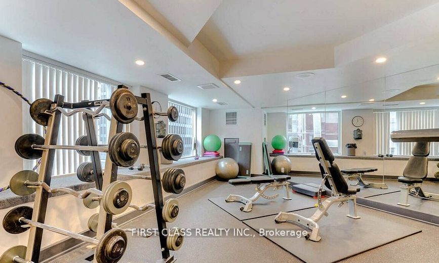 33 University Avenue 1303 Property Photo 18