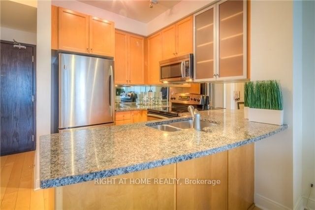 18 Yorkville Avenue 1406 Property Photo 1