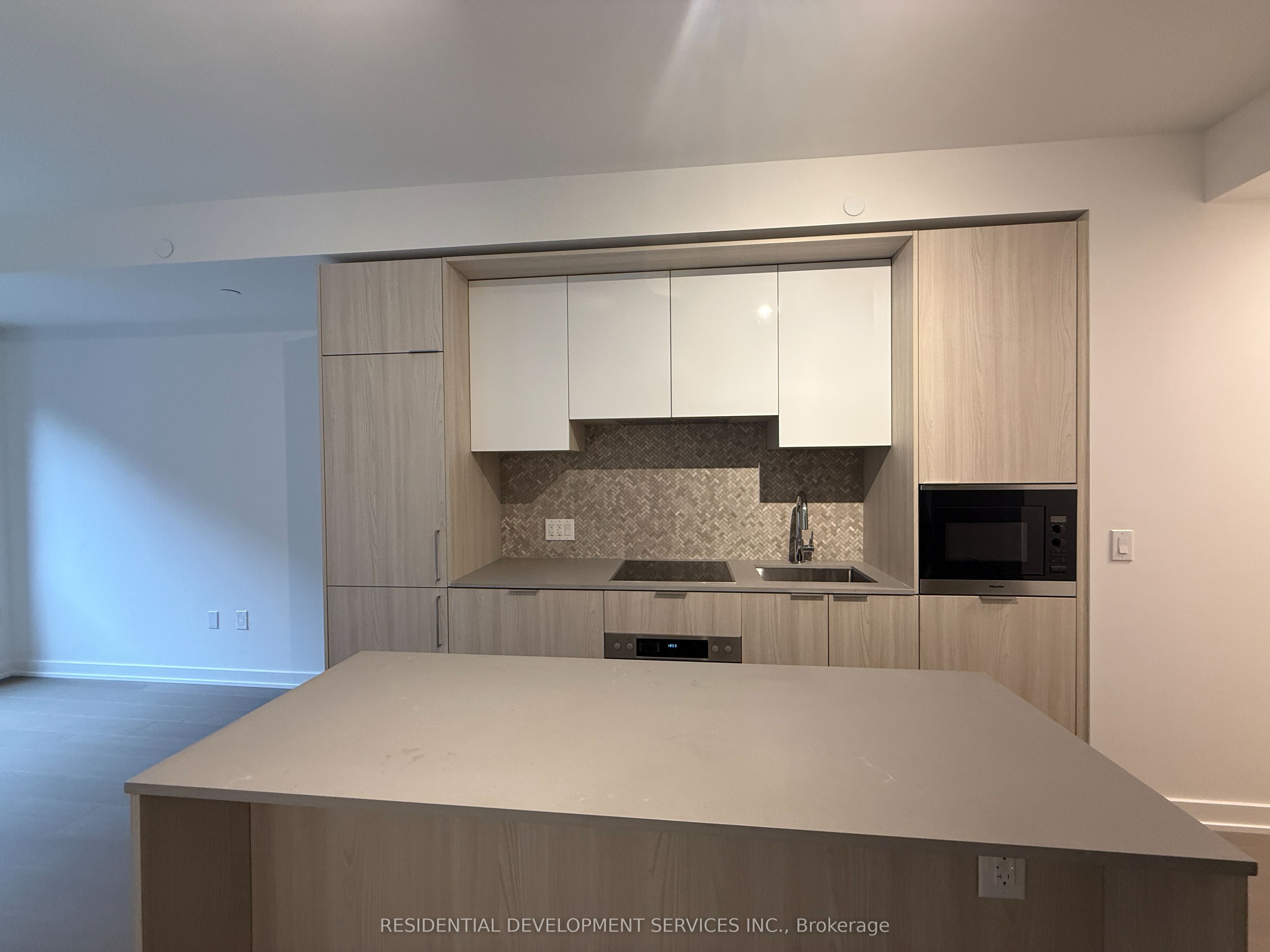 123 Portland Street 205 Property Photo 4