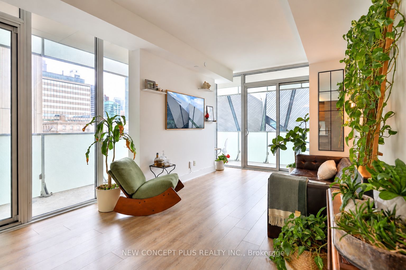 200 Bloor Street W 405 Property Photo 1