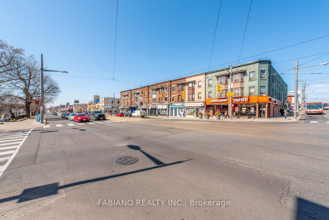 944 St Clair Avenue W Property Photo 6