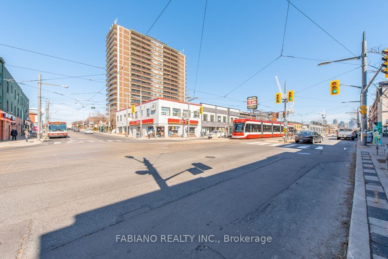 944 St Clair Avenue W Property Photo 7