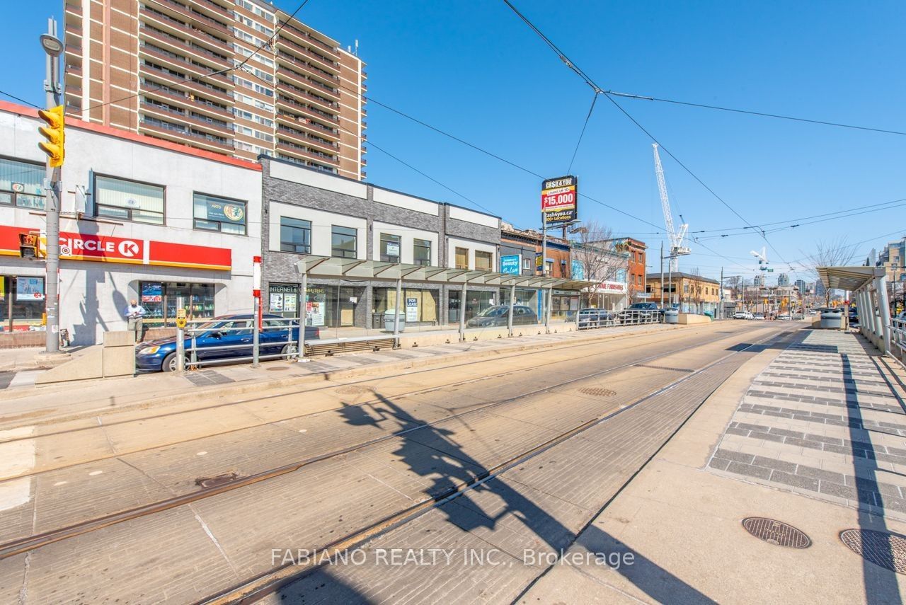 944 St Clair Avenue W Property Photo 8