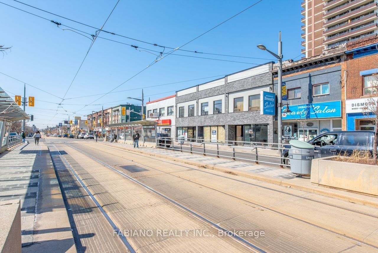 944 St Clair Avenue W Property Photo 9