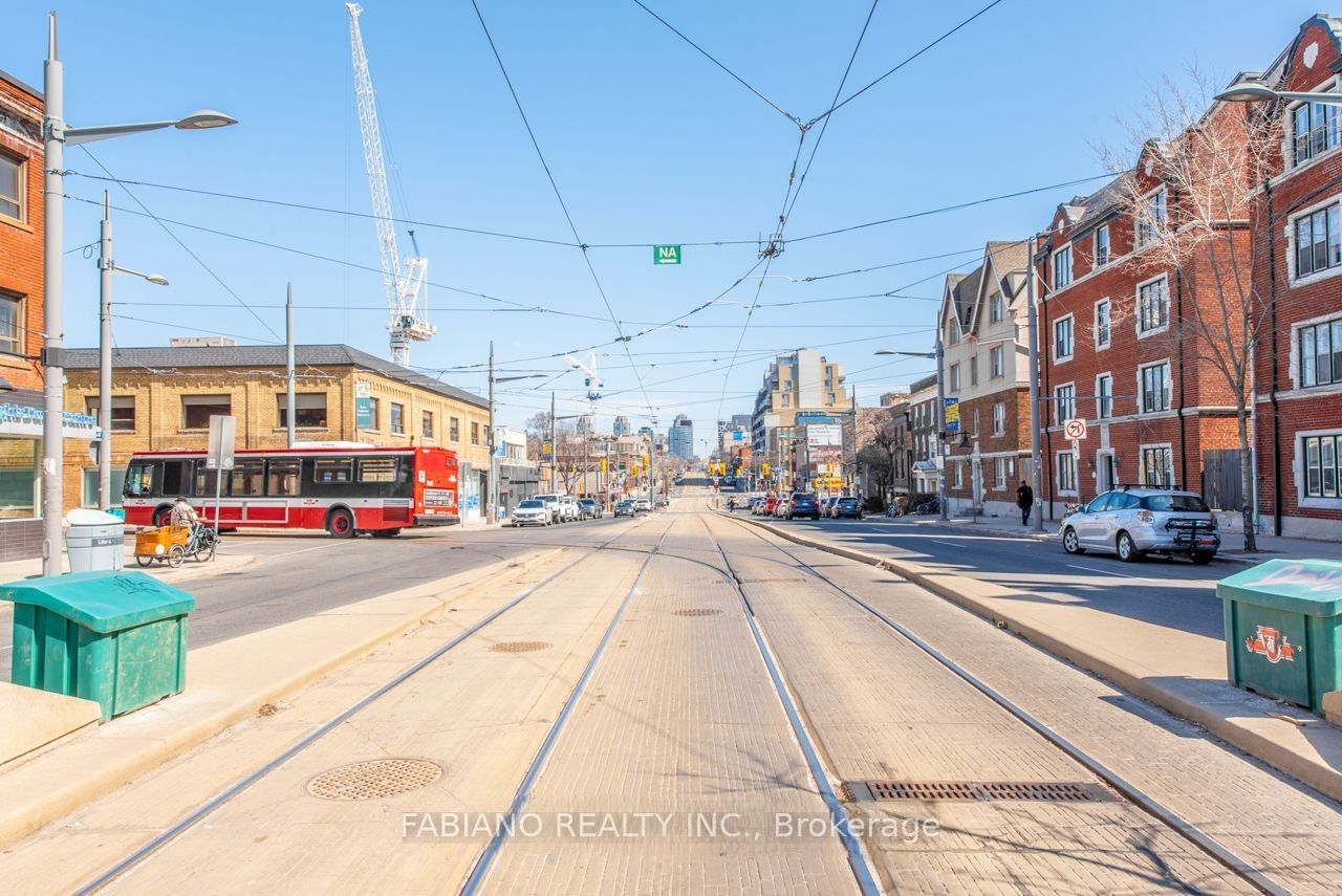 944 St Clair Avenue W Property Photo 10