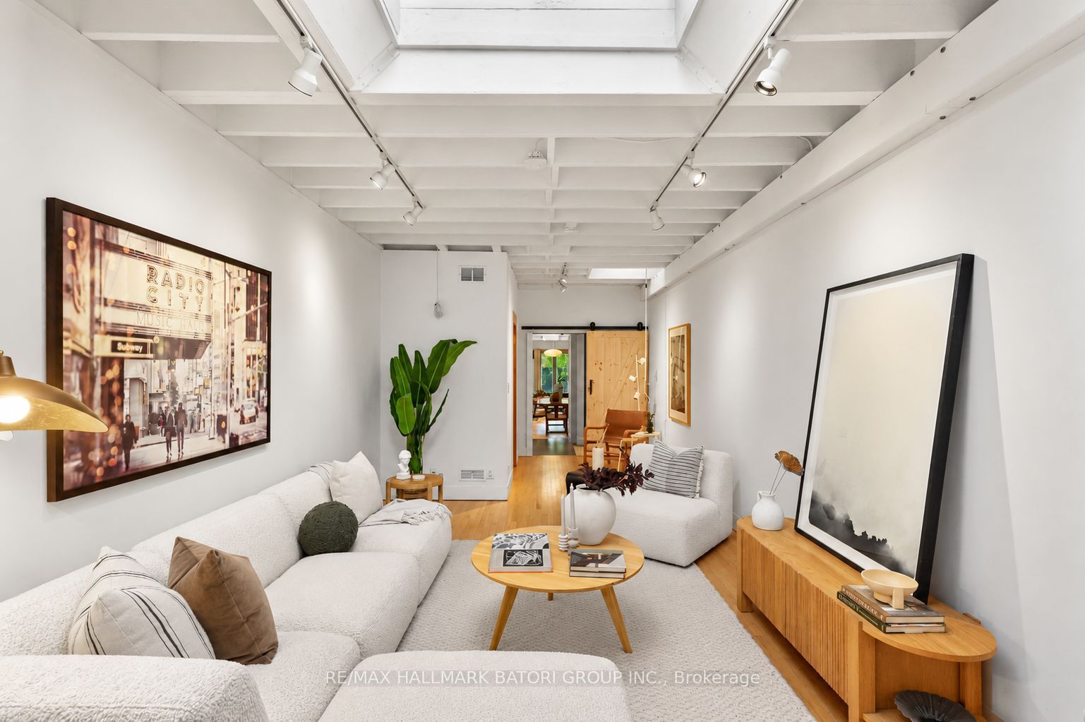 652 Richmond Street W Property Photo 1
