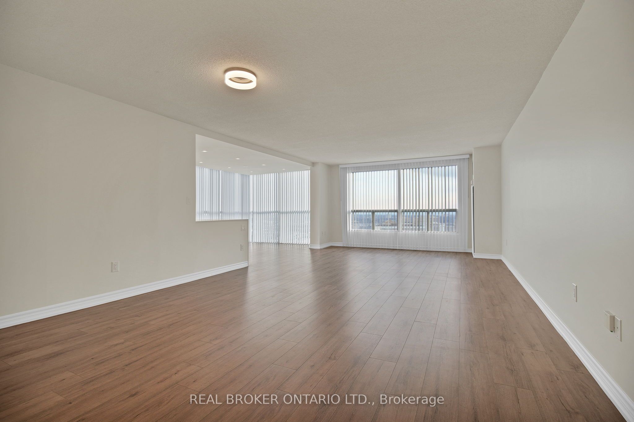 5 Concorde Place 3301 Property Photo 11